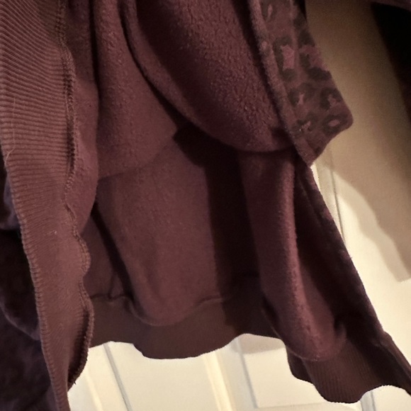 American Eagle - Leopard Print Crewneck Sweatshirt in Plum - Picture 6 of 6